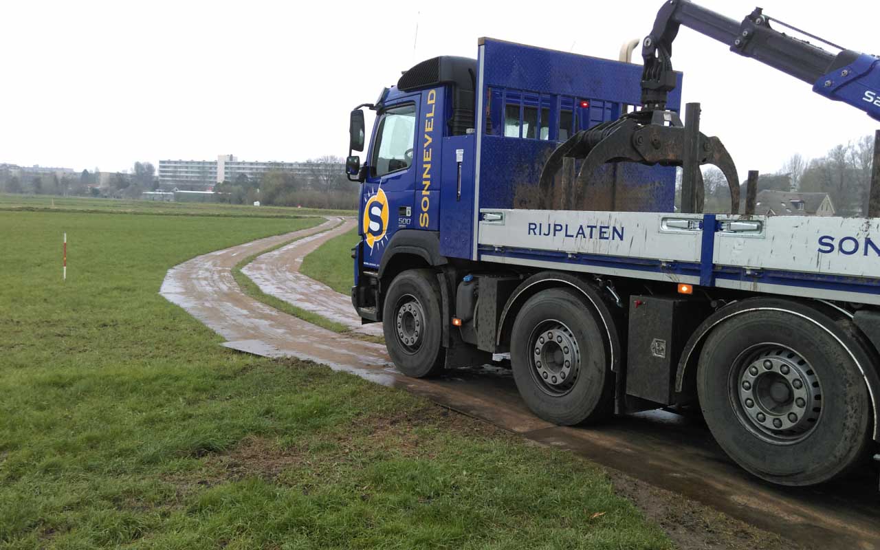 Vrachtwagen voor rijplaten verhuur